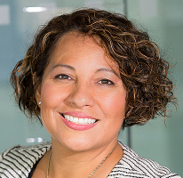 Claire Ashford, diretora de compliance em regulação financeira, retratada
